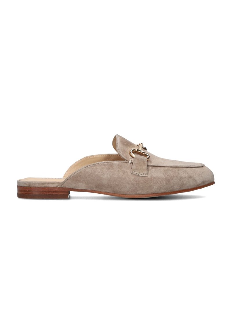 Suède instapschoenen in lichtbeige met een platte houten hak, voorzien van een decoratieve hardware in goudkleur op de bovenkant.