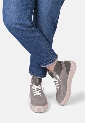 Baskets montantes grises en daim et cuir, avec des lacets blancs, une semelle texturée et un accent de talon plus foncé contrastant.
