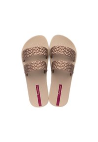 Chanclas marrones con textura trenzada en las correas, plantilla beige y suela con un patrón. Presenta un logo rosa a lo largo del costado.