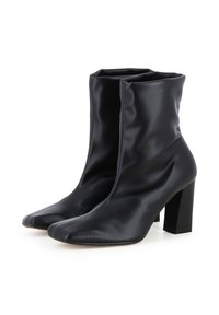 Schwarze Knöchelstiefel aus glattem Leder mit tailliertem Design, quadratischer Zehenform und einem stabilen, dicken Absatz.