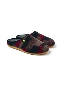 Pantofole in lana infeltrita con un motivo a scacchi in rosso, nero e grigio. Punta arrotondata, retro aperto e suola in gomma resistente di colore beige.