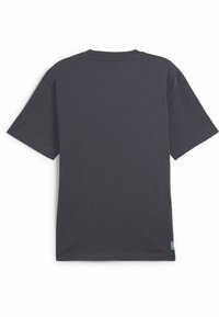 Camiseta de manga corta, cuello redondo en algodón gris oscuro con un dobladillo recto y una pequeña etiqueta en la parte inferior izquierda. Textura suave.
