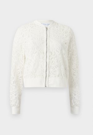 Witte bomberjack met een kanten overlay, voorzien van een ritssluiting aan de voorkant, geribbelde manchetten en een cropped ontwerp. Gedetailleerde blaadjespatronen overal.