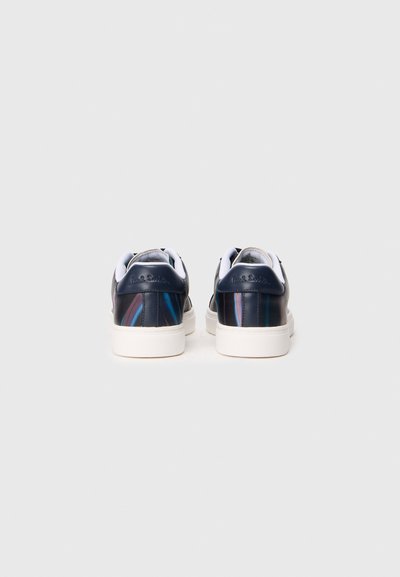 Jūras spēku krāsas ādas sneakers ar baltām zālēm, ar gludu tekstūru un krāsainām diagonālām svītrām aizmugurējā paneļa. Logo iepresēts uz papēža.