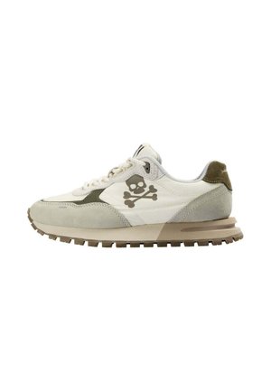 Zapatilla de deporte beige claro y verde oliva con un símbolo de calavera y huesos cruzados en el lateral y una suela de goma texturizada.