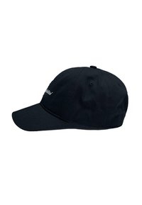 Cappellino da baseball nero con visiera curva e piccolo testo ricamato bianco sul pannello anteriore, mostrato dal lato sinistro su sfondo bianco.