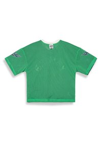 Camiseta de malla verde de manga corta con cuello y acabados en blanco. Presenta acentos gráficos en las mangas. Vista trasera, ajuste relajado, textura transpirable.