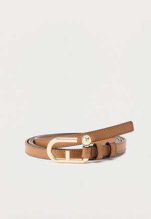 Curea subțire din piele maro cu cataramă ovală aurie și detaliu mic cu ținte aurii, înfășurată pe un fundal simplu gri deschis.