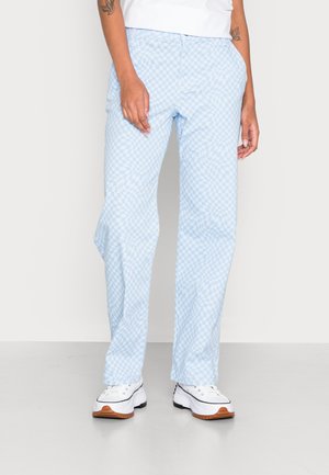 Calças xadrez azul claro com um design de perna reta, feitas de um tecido suave, apresentando um padrão discreto e bolsos padrão.