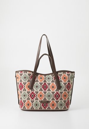 Torba tote z wzorem, przedstawiająca kolorowe kształty diamentów w czerwonym, pomarańczowym i zielonym na beżowym tle, z brązowymi skórzanymi uchwytami i akcentami.