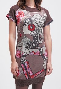 Vestido corto de manga corta marrón que presenta un diseño gráfico de una chica con auriculares, adornado con rosas coloridas y acentos a rayas.
