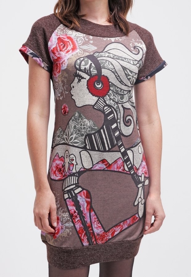 Vestido corto de manga corta marrón que presenta un diseño gráfico de una chica con auriculares, adornado con rosas coloridas y acentos a rayas.