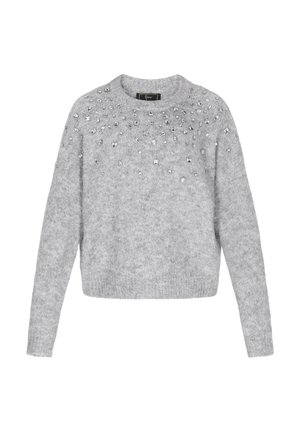 Szary sweter z okrągłym dekoltem, charakteryzujący się fakturowanym splotem i ozdobami składającymi się z różnych przezroczystych kamieni na górnej części przodu. Długie rękawy.