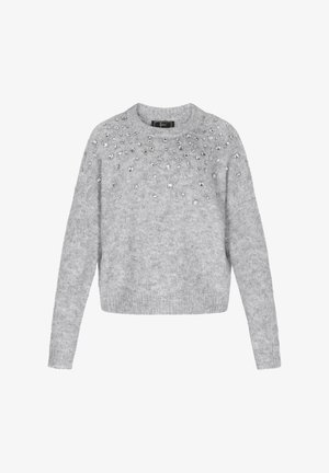Grijze trui met een ronde hals, voorzien van een gestructureerde brei en versieringen van verschillende doorzichtige edelstenen op de bovenste voorkant. Lange mouwen.