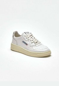 Sneaker bianca in pelle con punta perforata e colletto imbottito, dotata di suola in gomma beige e logo 'AUTRY' in blu e rosso sul lato.