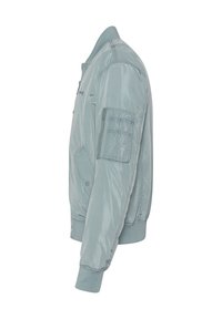 Lichtblauwe bomberjack gemaakt van glanzend nylon. Voorzien van ribgebreide manchetten en kraag, met een ritszak op de linkermouw en zijzak.