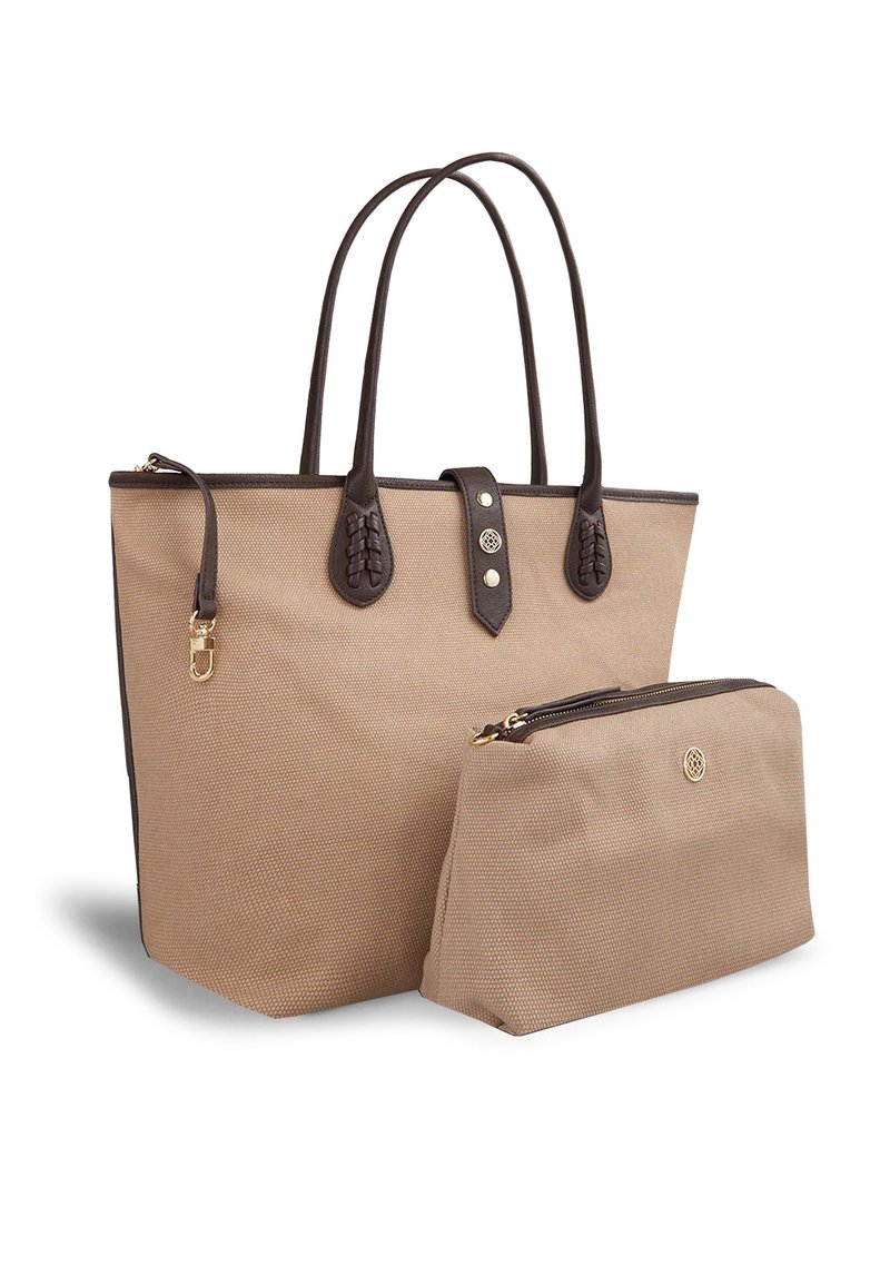 Sac fourre-tout en toile beige avec des accents et des poignées en simili cuir marron foncé. Comprend une pochette assortie plus petite avec fermeture éclair.