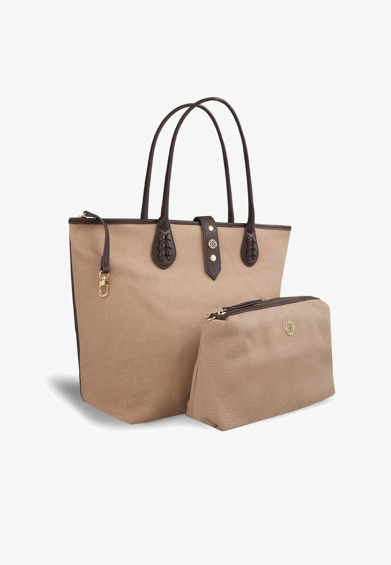 Sac fourre-tout en toile beige avec des accents et des poignées en simili cuir marron foncé. Comprend une pochette assortie plus petite avec fermeture éclair.