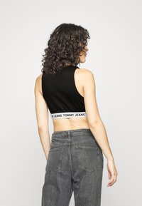 Tommy Jeans SUPER CROP V LOGO WAISTAND - Top - black