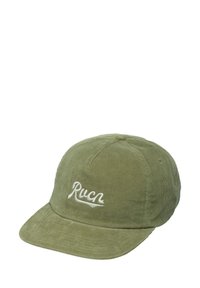 Olijfgroene corduroy baseball cap met wit geborduurde tekst "Ruca" op de voorkant en een gebogen rand.