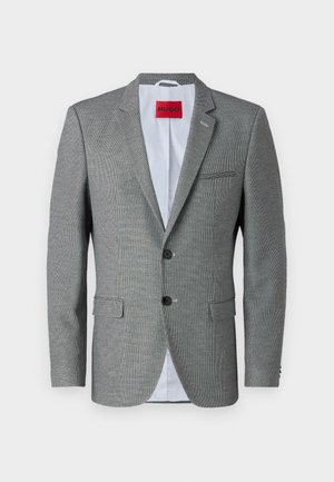 Blazer gris con estampado, con solapa muesca, dos botones y dos bolsillos frontales. Forrado con tela de color azul claro y presenta una etiqueta de marca roja en el interior.