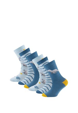 Fünf Paar blaue Kindersocken mit abwechselnden Streifen- und Dinosauriermustern, gelbe Fersen- und Zehenakzente, in einer Reihe angeordnet.