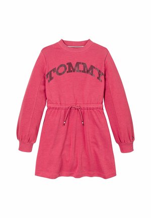 Pink langærmet kjole med elastisk taljesnørre og sort "TOMMY" tekst på brystet i fede blokbogstaver.