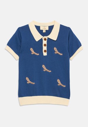 Plava polo majica kratkih rukava s krem ovratnikom, manžetama i rubom, sadrži smeđe gumbe i izvezene uzorke ptica u letu.