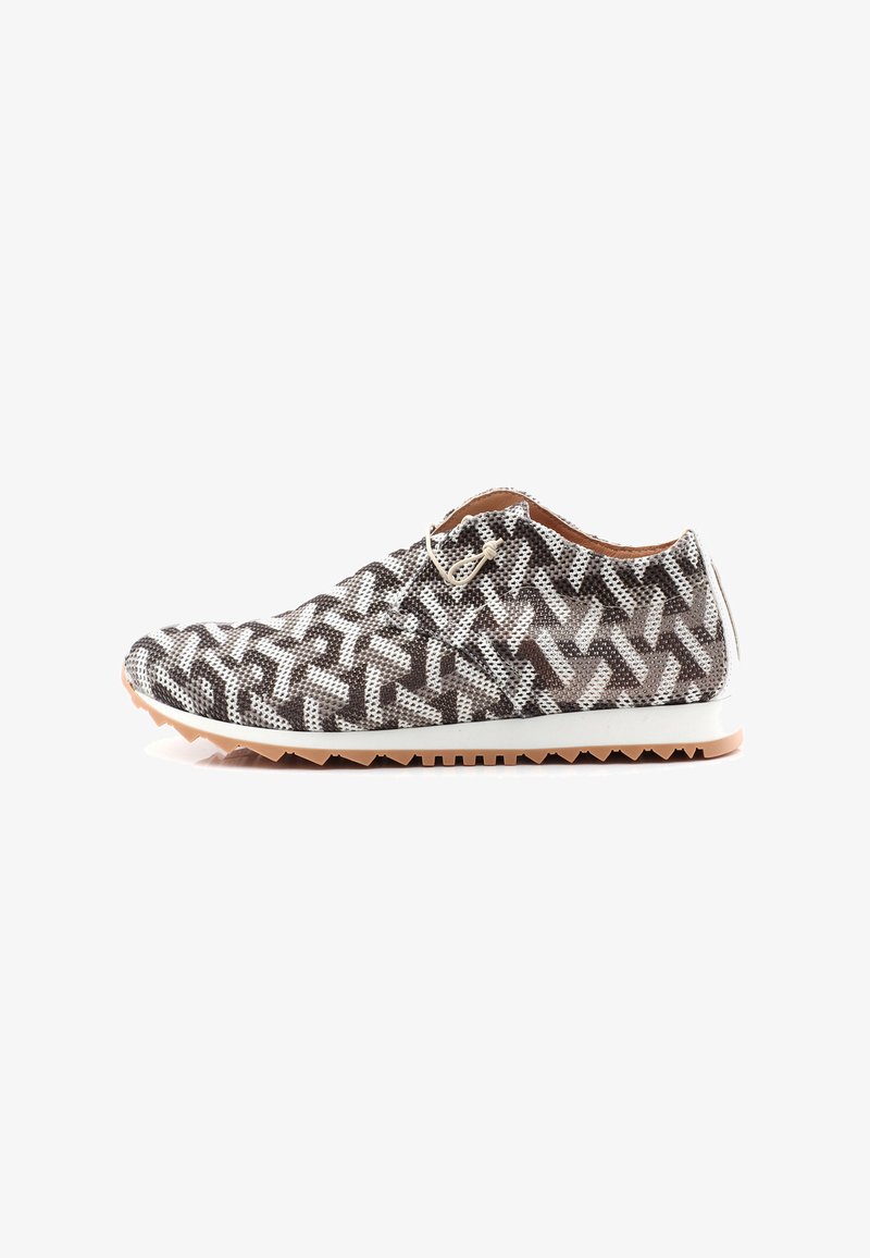 Sneaker testurizzati con un motivo geometrico in marrone e bianco, suola leggera e design con lacci, con un interno marrone.