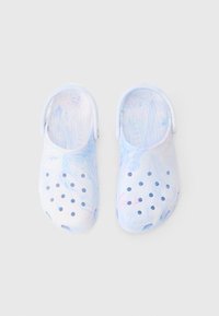 Een paar licht pastelblauwe en roze gemarmerde instapklompen met ventilatiegaten en verstelbare hielbanden op een witte achtergrond.