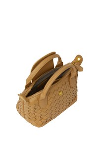 Borsa a tracolla in pelle intrecciata marrone con due manici corti, chiusura con zip e dettaglio in bottone dorato. L'interno presenta scompartimenti aggiuntivi.