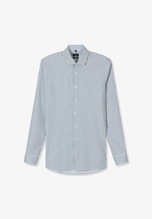 Herenoverhemd met lange mouwen, voorzien van dunne verticale marineblauwe en witte strepen, knoopsluiting aan de voorkant en klassieke kraag, afgebeeld op een witte achtergrond.