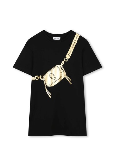 Svart t-skjorte med en gyllen grafikk av en veske med stropp, som viser detaljer som en lås og frynser. Klassisk crew neck-design.
