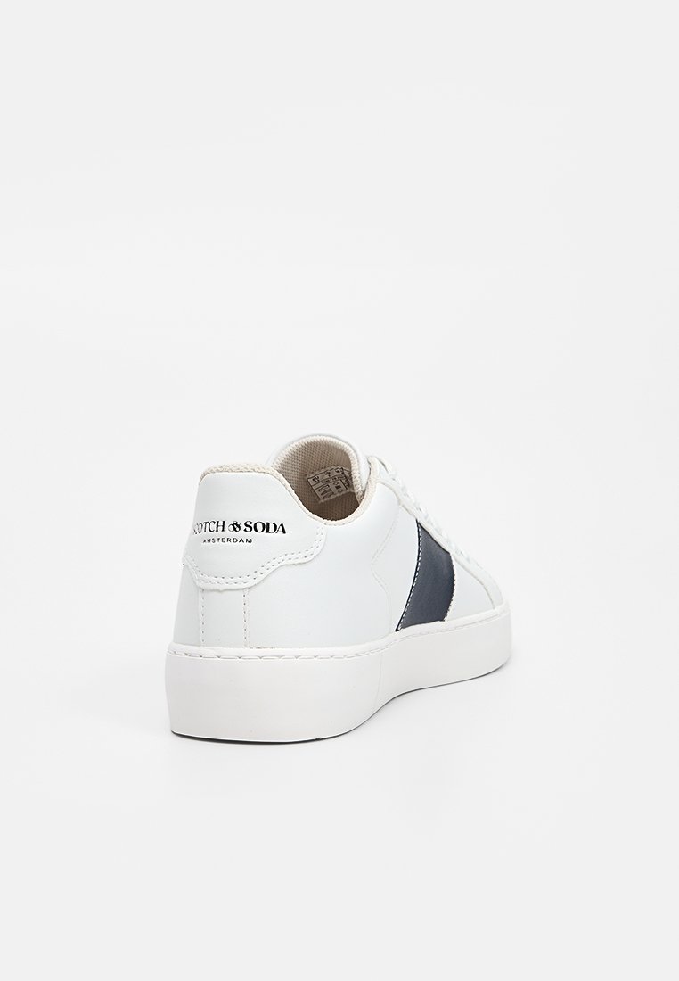 Weiße Leder-Sneaker mit einem marineblauen Streifen, runder Zehenpartie, flacher Sohle und kontrastierendem Nähen. Markenlogo an der Ferse. Minimalistisches Design.