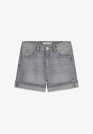 Graue Denim-Shorts mit umgeschlagenen Säumen, verziert mit kleinen silbernen Nieten, vordere Knopfleiste, Gürtelschlaufen und klassischem Fünf-Taschen-Design.