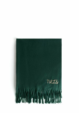 Sciarpa frangiata verde scuro piegata con piccole iniziali ricamate "N.R.L.S." in filo crema in un angolo.