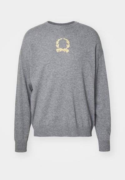 Grau gestrickter Pullover mit Rundhalsausschnitt, der ein gelbes, gesticktes Lorbeerdesign auf der Brust sowie gerippte Bündchen und Saum aufweist.