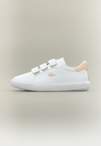 Λευκό αθλητικό παπούτσι Lacoste με τρεις λουρίδες Velcro, λογότυπο και λεπτομέρεια στη φτέρνα σε ανοιχτό ροδακινί χρώμα, λαστιχένια σόλα, σε απλό ουδέτερο φόντο.