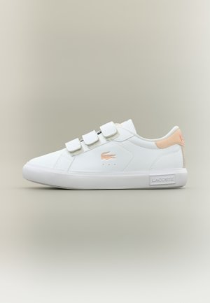 Biały sneaker Lacoste z trzema paskami na rzep, jasnopomarańczowym logo i detalem na pięcie, gumowa podeszwa, na jednolitym neutralnym tle.