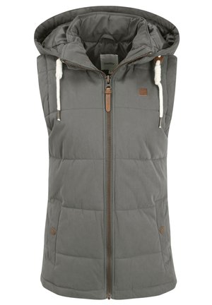 Grå polstret vest med lynlås foran, hætte, to side lommer og brune detaljer. Fremstillet af et blødt, glat materiale med quiltet tekstur.