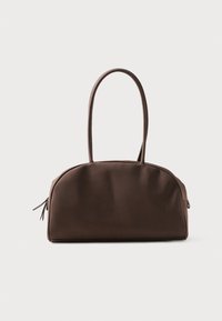 Bolsa sintética castanha com textura suave, forma arredondada, duas alças longas e um fecho de zíper de um lado.