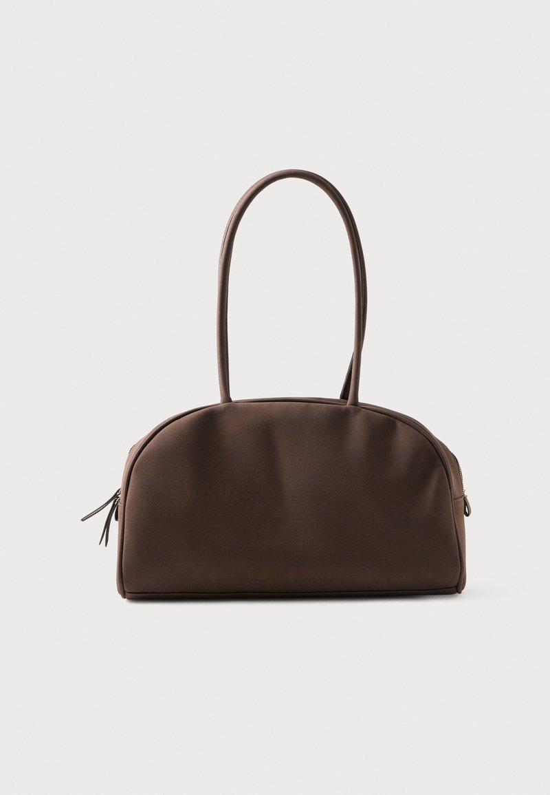 Bolsa sintética castanha com textura suave, forma arredondada, duas alças longas e um fecho de zíper de um lado.