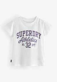 Hvid kortærmet t-shirt med lilla "SUPERDRY Athletics" grafik, med rund hals og et lille logo-tag nederst til venstre.
