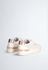 Sneakers in pelle beige perforata con accenti in oro rosa metallizzato, suola spessa color crema e retro testurizzato per una migliore aderenza e stile.