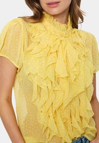 Saint Tropez LILJASZ CRINKLE SS - Pogājama blūze - yarrow drea dots