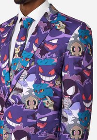 Fialový oblek so farebným vzorom postáv z Pokémonov, vrátane Gengara a Yamaska, s ladnou kravatou. Hladká textúra látky.