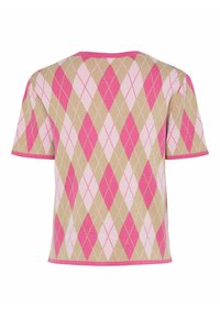 Krátký svetr s krátkým rukávem, který má růžový, béžový a bílý argyle vzor, s kulatým výstřihem a žebrovaným lemem na rukávech a dolním okraji.