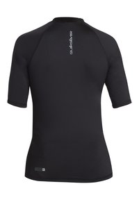 Rash guard noir à manches courtes en matériau extensible. Présente des coutures plates, un col rond et un logo imprimé au dos. Protection UV.