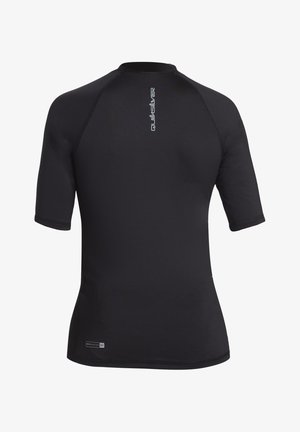 Juoda trumpomis rankovėmis rash guard marškiniai, pagaminti iš elastingos medžiagos. Savybės: plokščios siūlės, apvalus iškirpimas ir logotipas atspausdintas ant nugaros. UV apsauga.