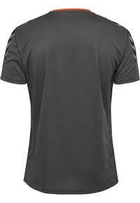 Mørkegrå kortærmet sportsjersey med en rund orange halsudskæring og sorte kantstriber på skuldrene. Lavet af tekstureret stof.